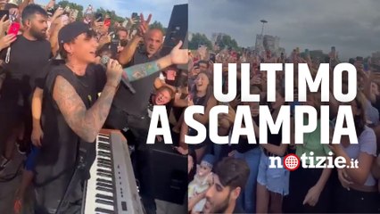 Napoli, Ultimo canta tra la folla a Scampia: “Vengo da un quartiere popolare, dalla vostra parte”