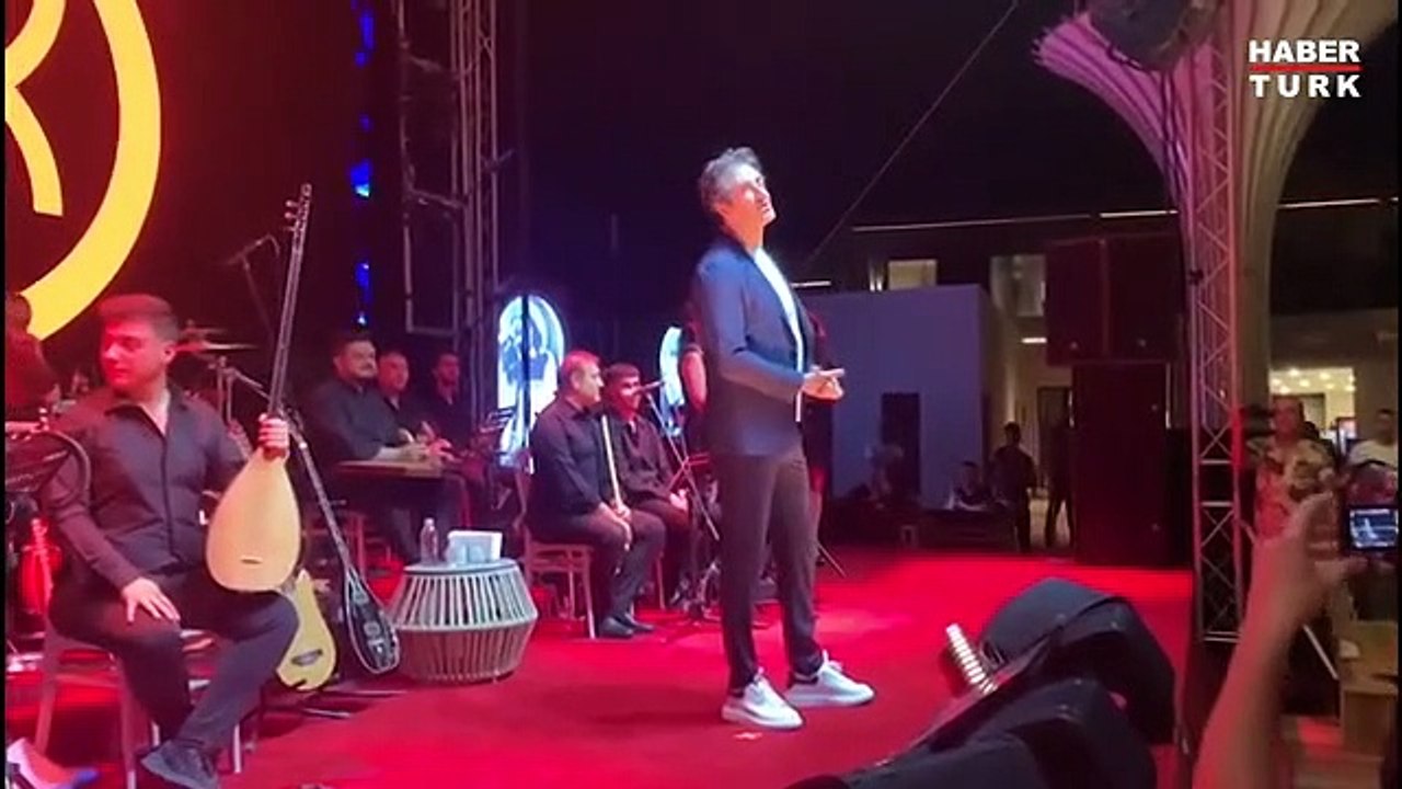 Konserinde canlı müzik yapması engellenen Mahsun Kırmızıgül, şarkılarını canlı okudu