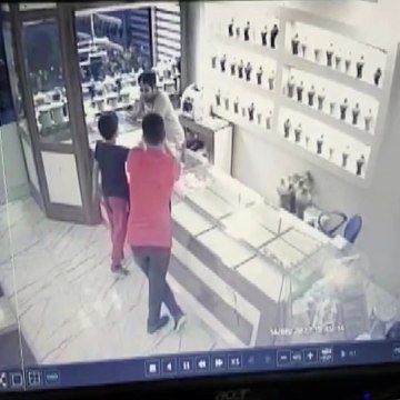 Kuyumcunun bacaklarından vurup yarım kilo altınını çaldılar