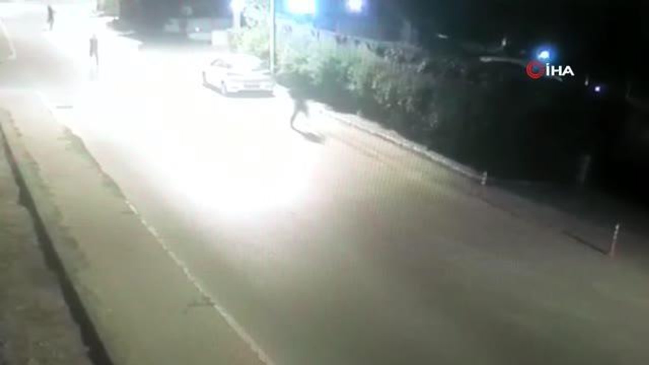 Eyüpsultan'da lüks otomobilin farlarını çalan hırsızlar böyle yakalandı