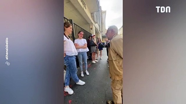 Un vieux monsieur console une jeune fille qui a eu des mauvais résultats à son bac