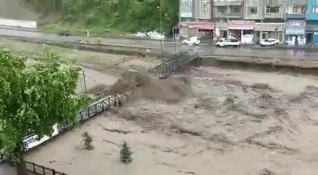 Son dakika haber... İnebolu'da Sel: Taşan Çay Köprüyü Yıktı