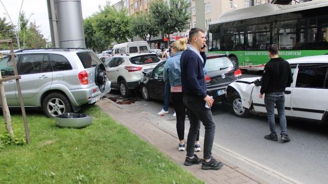Zincirleme kazada 9 araç birbirine girdi