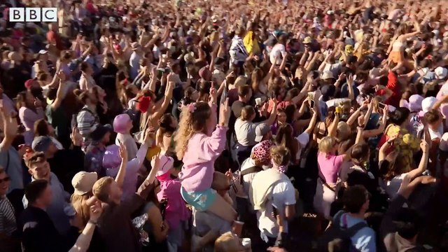 Olivia Rodrigo et Lily Allen chantent Fuck You à Glastonbury