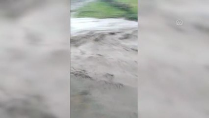 Yağış taşkınlara neden oldu