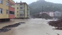 KASTAMONU - Su baskını nedeniyle evlerinde mahsur kalanlar kurtarılıyor