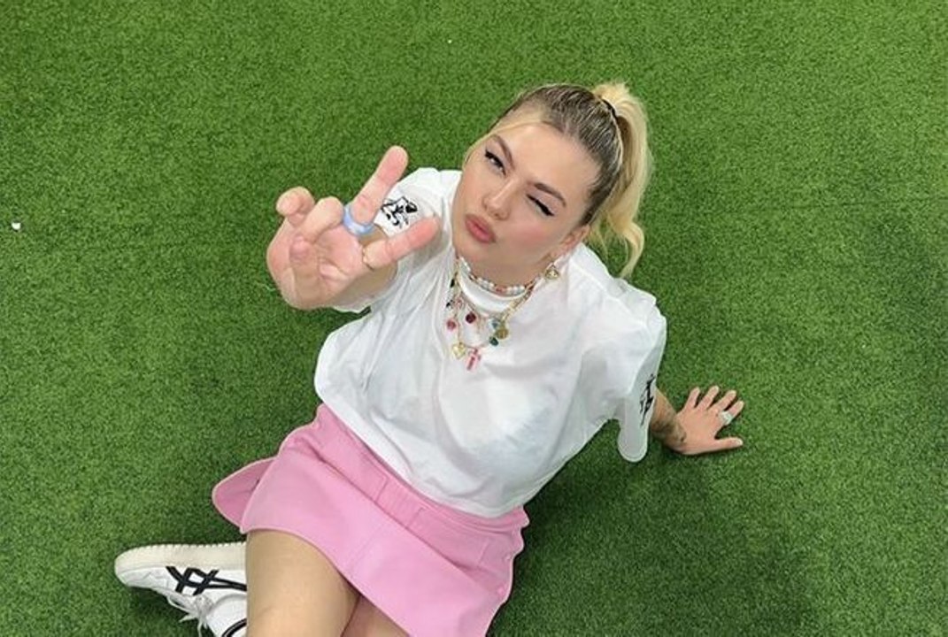 Louane avec des cheveux très raccourcis… Elle succombe à un carré court ultra lisse et dit adieu à ses cheveux longs