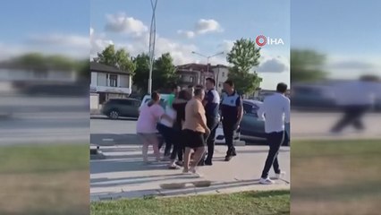 Video herunterladen: Zabıtaya tekme tokat saldırdılar