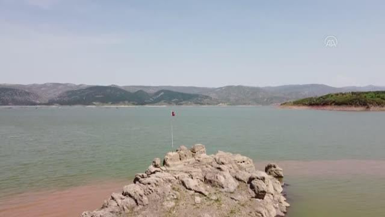 Kuraklıktan etkilenen Almus Baraj Gölü'nde su s...