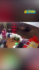 Đang trở về tuổi thơ thì thần sấm tới 2 thanh niên vội vàng bỏ chạy