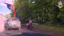 Un père essaye utiliser une pelleteuse pour empêcher l'arrestation de son fils