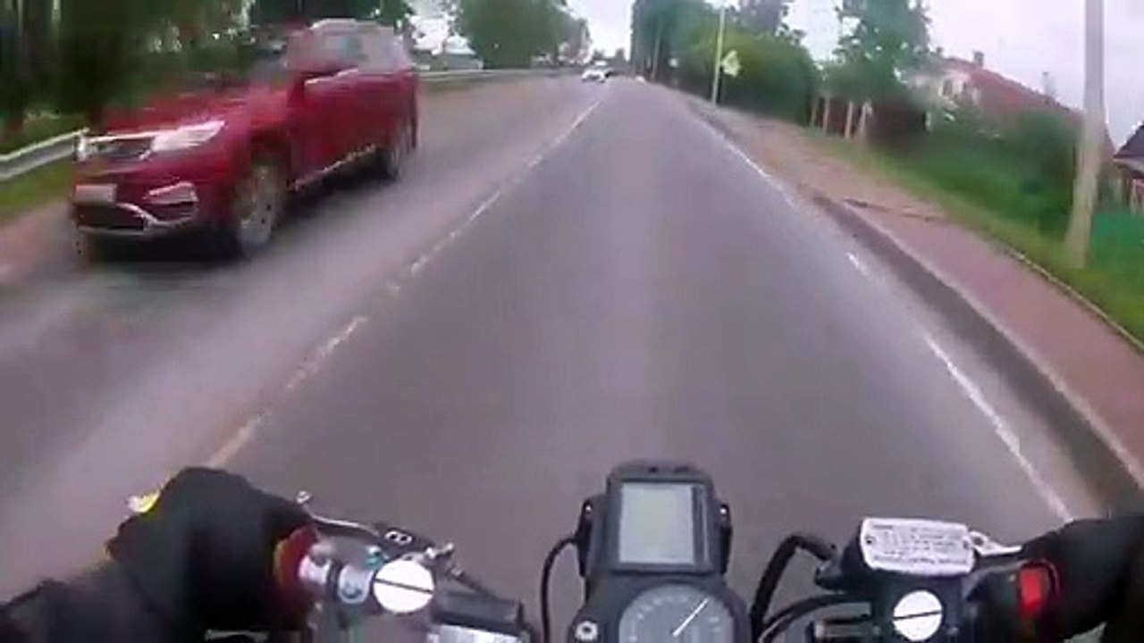 Un motard percute une camionnette après s'être fait couper la route