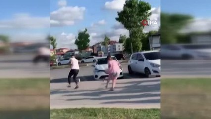 Zabıtaya tekme tokat saldırdılar...O anlar kamerada