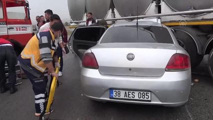 Süt tankeriyle otomobilin çarpıştığı kazada 3 kişi yaralandı