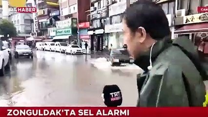 Zonguldakta sel haberi sunan TRT muhabiri canlı yayında rögara düştü.