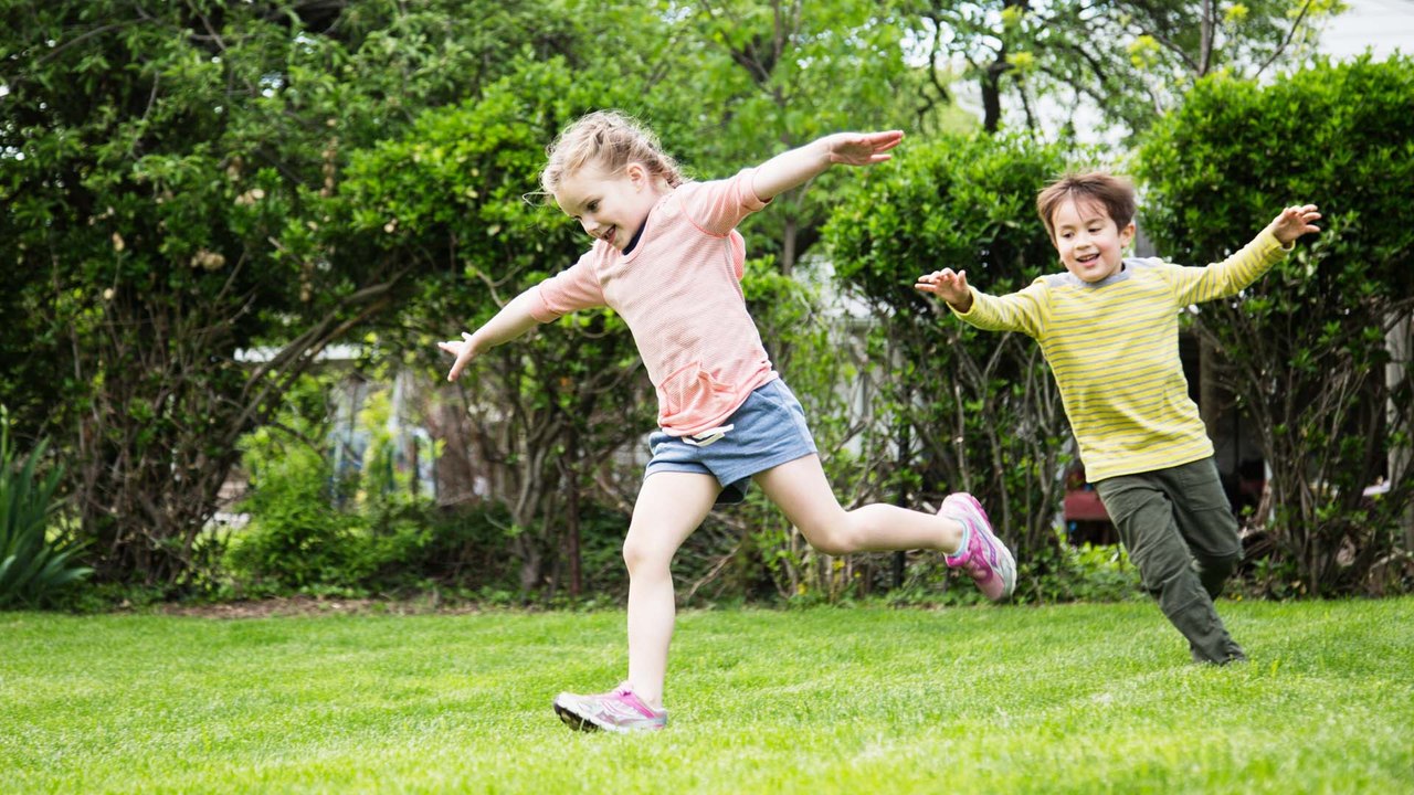 Spielende Kinder im Garten: Wie viel Kinderlärm ist erlaubt?