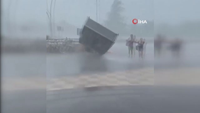 Metal sundurma kapağının, iki turiste çarptığı anlara ait yeni görüntüler çıktı