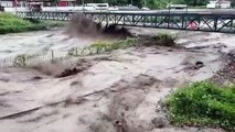 Şiddetli Yağışın Etkisiyle Taşan Sel Suları 2 Köprüyü Yıktı!