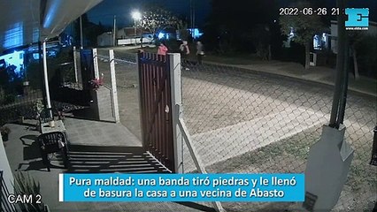 Pura maldad, una banda tiró piedras y le llenó de basura la casa a una vecina de Abasto