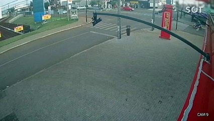 Câmera de segurança registra Gol sendo arrastado por ônibus em forte colisão no Jardim Clarito