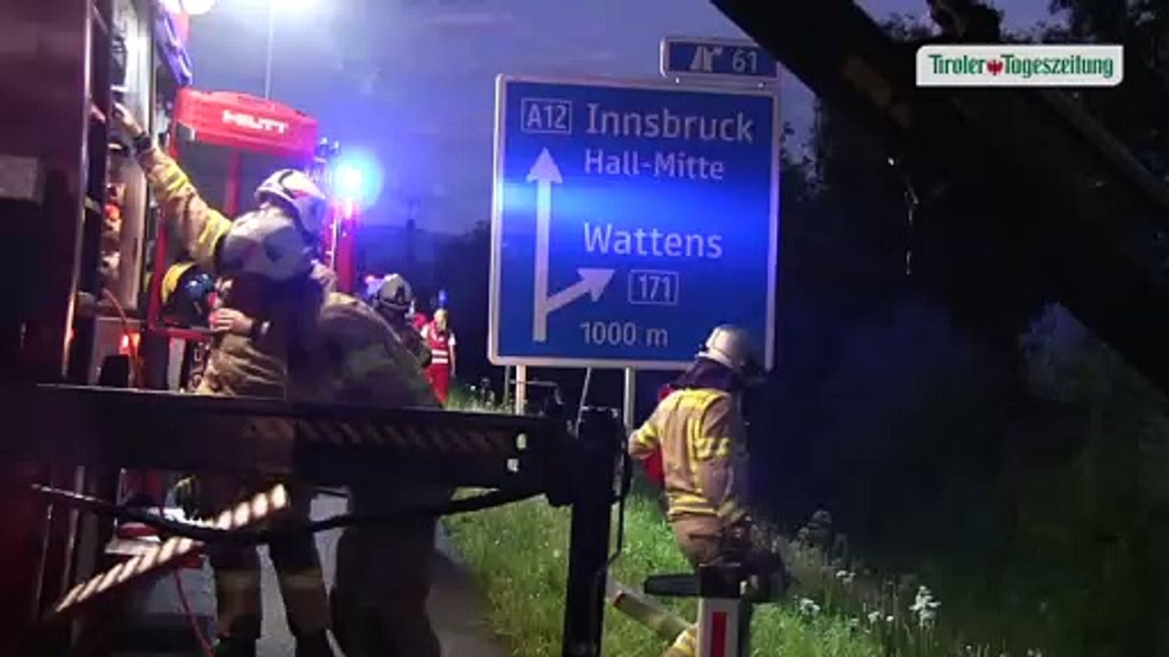 Pferdetransporter auf A12 umgekippt: Sieben Tiere und Lenker leicht verletzt