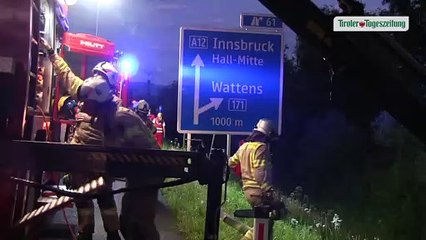 Pferdetransporter auf A12 umgekippt: Sieben Tiere und Lenker leicht verletzt