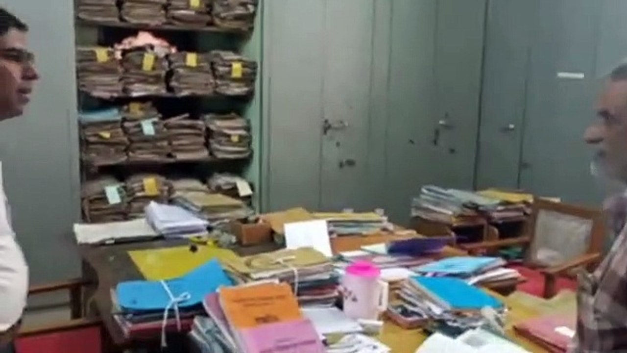 दस अधिकारियों ने 33 कार्यालयों का किया औचक निरी...