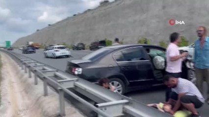 Son dakika! Kamyonun sıkıştırdığı otomobil bariyerlere çarptı: 2 yaralı