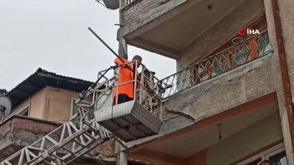 Sungurlu ilçesinde etkili olan yağış nedeniyle, bir apartmanın balkonundan caddeye beton parçaları düştü