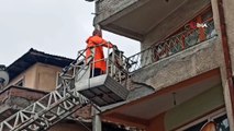 Etkili yağış sokağı perişan etti! Apartman balkonundan caddeye beton parçaları düştü