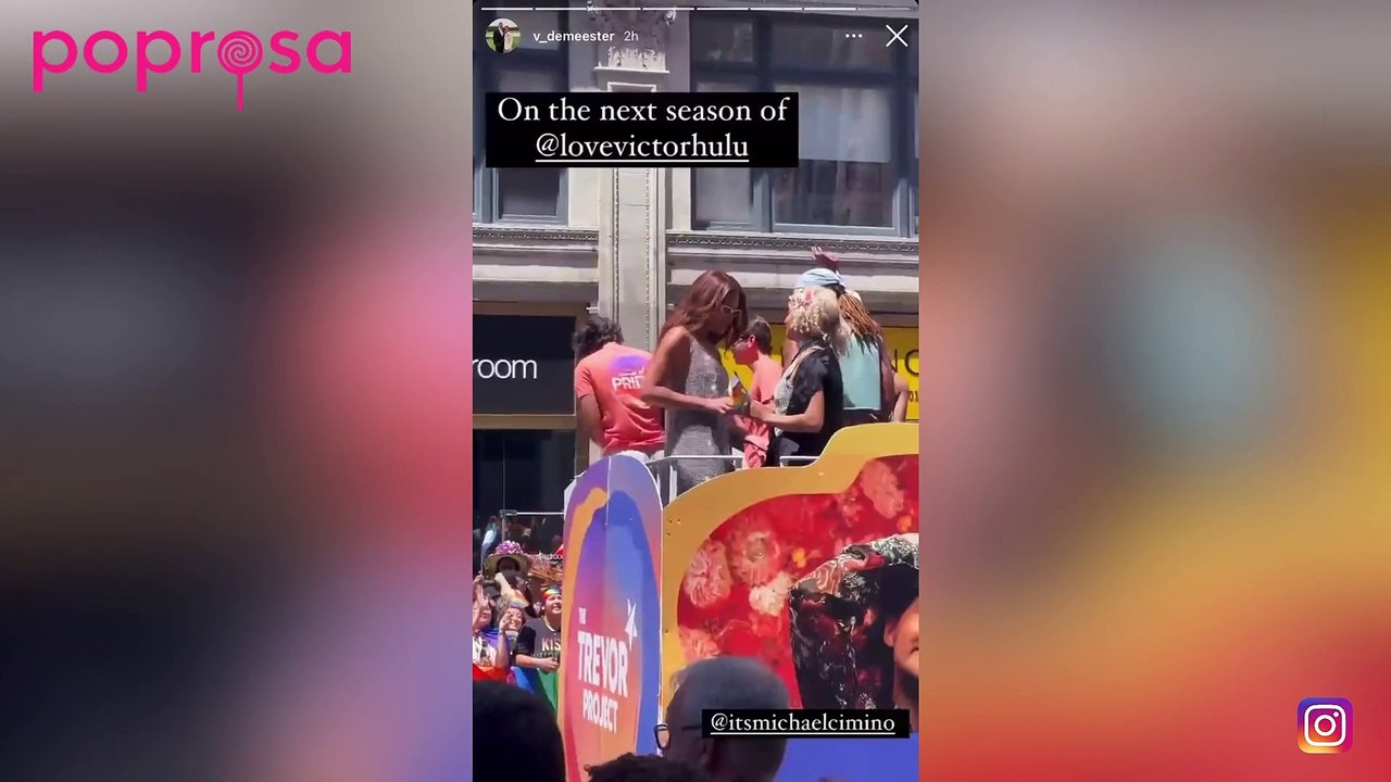 Michael Cimino (Love Victor) se quita la camiseta en mitad del Orgullo de Nueva York