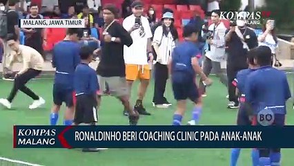Seru!!! Ronaldinho Bermain Sepak Bola Dengan Anak-anak di Malang
