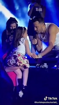 Η στιγμή που ο Κωνσταντίνος Αργυρός ανεβάζει στη σκηνή ένα κοριτσάκι με κινητικά προβλήματα και του τραγουδά