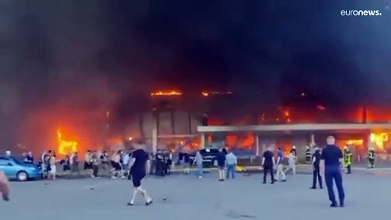 Россия нанесла ракетный удар по ТЦ в Кременчуге, власти сообщают о погибших и пострадавших