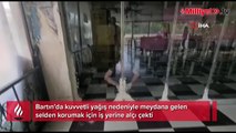 İş yerini sel sularından alçı çekerek korumaya çalıştı