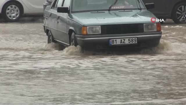 Sağanak yağış sonrası yollar göle döndü, sürücüler zor anlar yaşadı