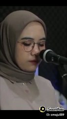 Lagunya enak,suara merdu,dan yg nyanyi.........