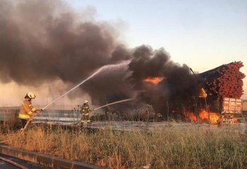 Plastik boru yüklü kamyon yandı
