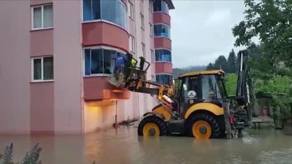 KASTAMONU - Su baskını nedeniyle mahsur kalanlar kepçeyle kurtarıldı