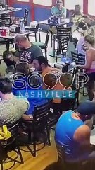 Une serveuse fait une énorme boulette et tout le monde s'en fiche