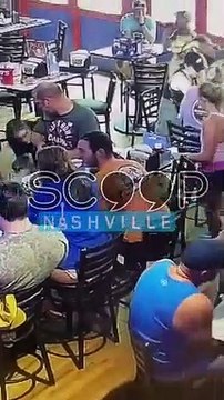 Une serveuse fait une énorme boulette et tout le monde s'en fiche