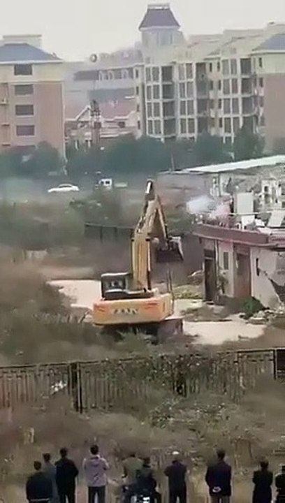 Il envoie des feux d'artifice sur une pelleteuse pour l'empêcher de démolir sa maison