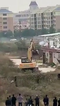 Il envoie des feux d'artifice sur une pelleteuse pour l'empêcher de démolir sa maison