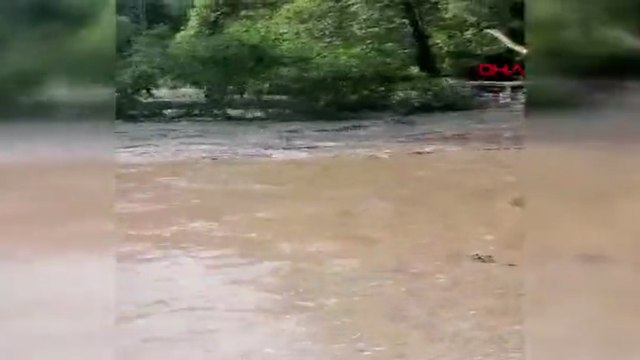İnebolu'da çay taştı, köprüler çöktü; 'Üst katlara çıkın' uyarısı yapıldı