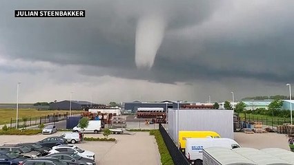 زوبعة نادرة تجتاح مدينة هولندية وتتسبب بمقتل شخص