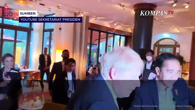 Momen PM Inggris Boris Johnson Tinju Lengan Jokowi Saat Bertemu di Sela-sela KTT G7