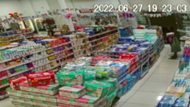 Mulher tenta furtar farmácia mas funcionárias correm atrás e recuperam produtos