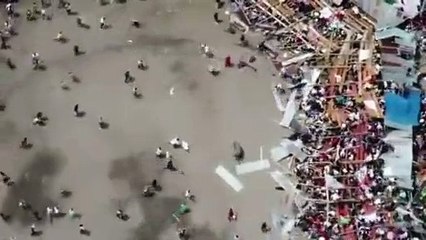 momento del colapso de gradera durante corrida de toros en Colombia - VIDEO