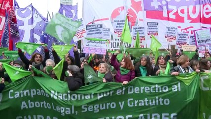 Argentinas marchan a embajada de EEUU en protesta por fallo antiaborto