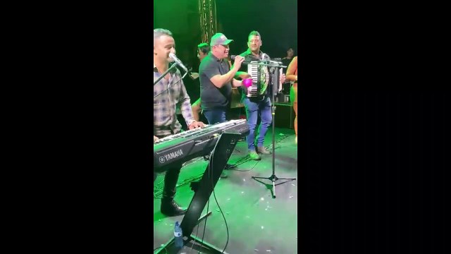 Prefeito de Cachoeira dos Índios sobe ao palco e canta para multidão no ‘Festeja Cachoeira’